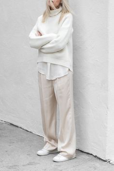 Minimal Stil, Minimalist Moda, Woman In White, White Outfit, Casual Winter Outfits, White Sweater, Latest Outfits