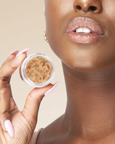 Diy Lip Scrub, Lip Scrub Recipe, Exfoliating Lip Scrub, Lip Scrub Diy, Lip Wrinkles, Diy Body Scrub, Lip Exfoliator, Diy Scrub, Scrub Recipe