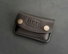 Couro card holder for 15 credit cards. Leather Inspiration, Leather Making, Leather Card Holder, Clip Wallet, Ostrich Leather, Leather Projects, Money Clip Wallet, Leather Diy, Card Holder Leather