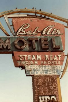 an old neon sign for the bell - air motel