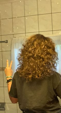 Messy Curly Hair Aesthetic, 70s Perm, Curly Layered Hair Medium, 90s Curly Hair, Beautiful Curly Hair