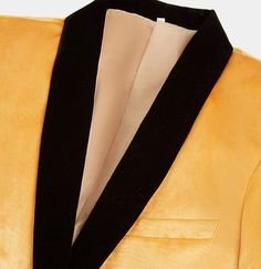 All that glitters is gold and so will you in this luxury men's yellow gold velvet tuxedo jacket. It upgrades your formal wardrobe with modern style and color. The sleek slim fit cut of this gold jacket provides you with a trim and lean silhouette. This men's yellow gold tuxedo jacket is a sharp and refined choice for your formal events like weddings, proms and holiday events.  Other velvet blazers may be stiff or bulky. However, this handsome tuxedo jacket is designed with comfortable, silk Black Wedding Groom, Blue Black Wedding, Gold Tuxedo Jacket, Velvet Tuxedo Jacket, Tuxedo Prom, Velvet Dinner Jacket, Groomsmen Tuxedos, Style Business Casual, Prom Costume