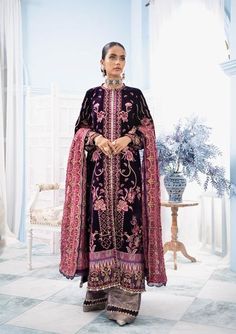 Velvet Suit Pakistani, Pakistani Winter Dresses, Dress Pakistani, Suit Pakistani, Pakistani Clothes Online, Asian Designers, Pakistani Party Wear, Velvet Suit, Velvet Shirt