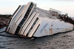 a large ship that has been sinking in the water with it's front end sticking out