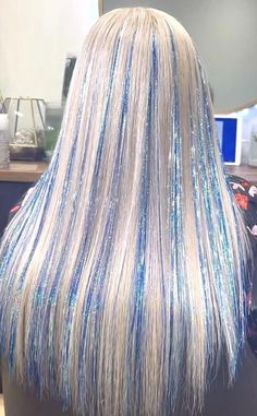 Blue Tinsel In Blonde Hair, Stencil Hair Extensions, Hair Tinsel Looks, Skunk Roots Hair, Mermaid Hair Tinsel, Blonde Hair With Blue Tinsel, Bimbocore Hairstyles, Blue Tinsel Hair, Hair Tinsel Aesthetic