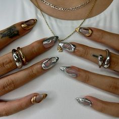 Nye Aesthetics, Mix And Match Nails Design, Mixed Metal Nails, Nail Trends 2025, Gold And Silver Nails, Anna Nails, Nails Metallic, Daisy Acrylic Nails, Nails 2025