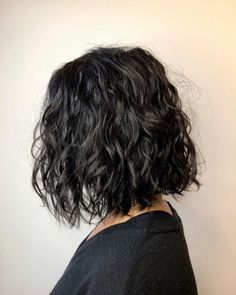 23 Modern Perm Hair Ideas That Are Starting to Trend Right Now 2b Wavy Hair Haircuts Short, Wavy Collarbone Length Hair, Wavy Haircuts Shoulder Length, Black Wavy Short Hair, Pelo Bob Ondulado, Wavy Hair Bob, Naturally Wavy Hair Cuts, Wavy Perm, Short Wavy Haircuts