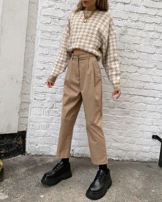 Dark Academia Fashion Pants, Mode Editorials, Dark Academia Fashion, Thrifted Outfits, Beige Pants, Mode Casual, Brown Pants, Mode Inspo, 가을 패션