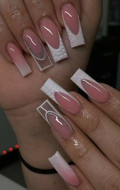 Aprenda várias técnicas rápidas e fáceis. Nails Art Simple, Nail Art 2022, Design Nails Art, Nails With Charms, Nail Art Trendy, Nail Art 2023, Nails Charms, Nail Art For Short Nails, Art For Short Nails