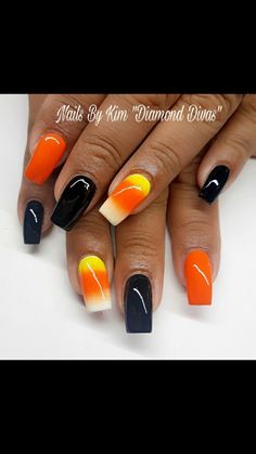 Candy corn nails Simple Halloween Toe Nails, Halloween Nail Art Designs Easy, Simple Halloween Nail Ideas, Simple Witchy Nails, Black And Orange Nail Designs, Fall Beach Nails, Witchy Nail Designs, Painted Nail Designs, Seahawks Nails