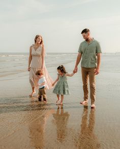 A beautiful family beach session, but make it a little bit more FUN ✨🌴 • • • #familyphotographer #galvestontxphotographer #pearlandtxphotographer #webstertxphotographer #atascocitatxphotographer #saylormaephotography Family Photos Beach Outfits, Fall Beach Photoshoot Family, Kids Beach Outfit, Family Beach Day, Fam Photos, Fall Beach, Family Photoshoots