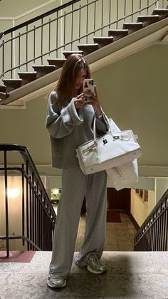 Europe Winter Fashion, Gray Sweatpants Outfit, Airport Outfit Winter, Airport Chic, Looks Street Style, Mode Inspo, 가을 패션, Airport Outfit, Mode Inspiration