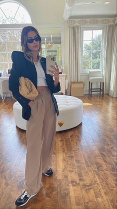 Tan Trousers Outfit Women Street Styles, Hailey Rhode, Chique Outfits, Elegante Casual