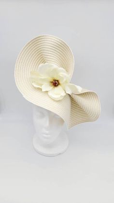 Emma - an elegant creamy ivory white fascinator with a magnolia accent. Attached to a thin headband for ease of use.  This stunning handmade hat would be perfect for horse races, weddings, church, christening, tea parties, cocktail parties, birthdays, bridal showers, engagement parties, bachelorette parties, baby showers, Mother's Day or just because you're ready to slay. If you're interested in having Rose + Ivy design a custom hat for your occasion, please send us a message and include your de Race Day Hair, Horse Race Hats, Fascinator Hats Outfit, Cream Fascinator, Navy Fascinator, White Fascinator, Wedding Tea Party, Kentucky Derby Fascinator, Horse Races