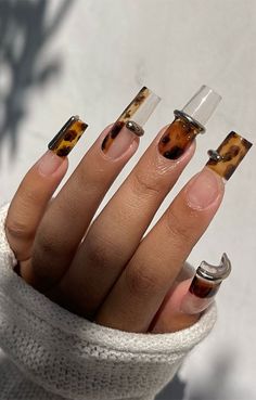 Edgy Tortoiseshell with Metal Accents, stylish autumn nails, autumn nail art, autumn nail designs, trendy fall nails Autumn Nail Designs, Trendy Fall Nails, Autumn Nail Art, Nails Autumn, Chrome Nail Art