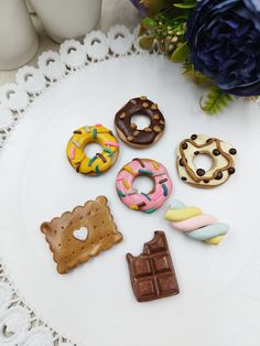 Découvrez la douce touche d'originalité que mérite votre cuisine avec notre lot d'aimants pour réfrigérateur "Delicious Sweets" ! Imaginez des beignets irrésistibles et des morceaux de chocolat exquis qui non seulement embellissent votre espace, mais qui vous font également sourire à chaque fois que vous ouvrez le réfrigérateur. Parfaits comme idée cadeau originale, ces aimants sont créés avec un souci du détail, promettant de transformer n'importe quelle surface métallique en une vitrine de dél Ceramic Magnets Handmade, Clay Magnet Ideas Easy, Fridge Magnets Aesthetic, Fridge Magnets Ideas Creative, Chocolate Pieces, Delicious Sweets, Kitchen Decorations