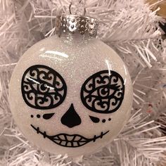 Holiday Christmas Tree Ornament Sugar Skull Halloween Ornaments Diy, Sugar Skull Crafts, Mini Christmas Tree Decorations, Xmas Balls, Skull Crafts, Horse Ornaments, Holiday Christmas Tree, Halloween Ornaments, Mini Christmas Tree