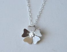 Flower Necklace Silver, Silver Flower Necklace, Necklace Cute, Necklace Flower, Bridesmaid Necklace, Cute Necklace, Flower Jewelry, Tiny Flowers, Jewelry Silver