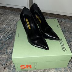 Off-White C/O Virgil Abloh Women's Black For Walking Stiletto Heels 37 Tts Good Condition Authentic 100% Pointed Toe Heels With Branded Heel Counter, Designer Heels With Contrasting Heel Counter And Pointed Toe, Designer Heels With Contrasting Heel And Pointed Toe, Designer High Heel Court Shoes With Branded Insole, Off White Virgil Abloh, Off White Virgil, Off White Shoes, White C, Virgil Abloh