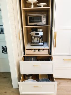 the kitchen drawer is open to show how to organize your kitchen drawers