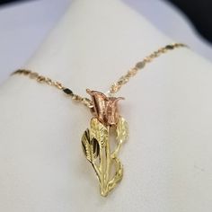 Deslumbrante cadena estilo valentino y colgante de rosa, todo en oro de 14k. ¡Un conjunto tan hermoso por solo $349 Incluye una cadena 3 tonos de 20 pulgadas, un colgante de rosa 2 tonos mide 24mm de alto por 14mm ancho. Caja de regalo incluida. ... Dazzling valentino style chain with a rose pendent, all in 14k gold. Such a beautiful necklace for only $349 It includes one 20 inch necklace, one rose pendent that measures 24mm tall by 14mm width. Gift box included. 14k Pink Gold Pendant Necklaces, Pink Gold 14k Pendant Necklaces, Hallmarked 14k Pink Gold Jewelry, Elegant 14k Stamped Jewelry For Valentine's Day, Elegant Hallmarked Rose Gold Necklaces, Elegant 14k Stamped Flower Pendant Jewelry, 14k Pink Gold Necklaces For Wedding, Elegant Rose Gold Hallmarked Necklaces, 14k Rose Gold Hallmarked Necklace