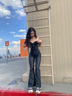 Casual Bustier Outfit, Outfit Corset Noir, Corsette Outfit Casual, Corset Poses, Corset With Pants, Looks Corset, Corset Outfit Black, Corset Outfit Casual, Outfits With Corsets