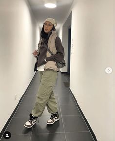 Green Cargo Pants Outfit Hijab, Cargo Trousers Outfit Winter, Cargo Pants Outfit Hijab, Coco Jojo, Cargo Outfits Women, Outfits Uni, Cargo Outfit, Streetwear Ideas, Cargo Pants Outfits