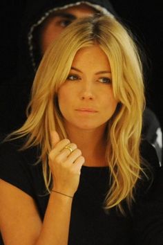 Long bangs layered Tmavý Blond, Sienna Miller Hair, Fringe Hairstyle, Long Fringe Hairstyles, Hairstyle Long, Long Layered Haircuts, Long Bangs, Long Fringe, Fringe Hairstyles