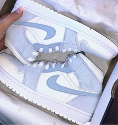 Trendy Shoes Sneakers, Dr Shoes, Nike Shoes Girls, Nike Fashion Shoes, Preppy Shoes, Jordan Shoes Girls, Pretty Shoes Sneakers, Jordan Shoes Retro, All Nike Shoes