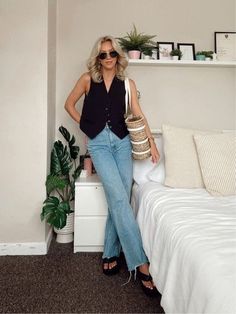 Capsule Wardrobe Summer Outfits, Black Platform Flip Flops Outfit, Waistcoat Outfit 2023, Jeans And Blazer Outfit Classy Chic, Chic Summer Office Outfits, Tailored Vest With Jeans, Summer Waistcoat Outfit, Style Black Waistcoat, Black Tailored Vest Outfit