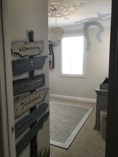 there is a sign on the wall that says london and other places are in this room