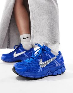 Zapatos de Nike Abróchate los cordones y sal a la calle Diseño de corte bajo Cierre con cordones Lengüeta y tobillo acolchados Detalle característico de Nike Detalles reflectantes para mayor visibilidad en condiciones de poca luz La cámara Zoom Air proporciona una amortiguación dinámica y reactiva Suela de goma resistente Suela texturizada antideslizante Nike Azul, Nike Air Max Jordan, Nike Zoom Vomero 5, Nike Vomero, Sacs Tote Bags, Zoom Vomero 5, Vomero 5, Leopard Print Baby, Shorts Co Ord