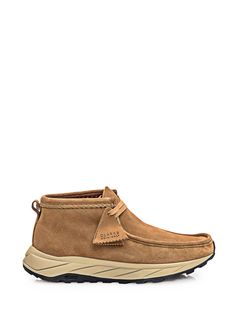 Low boot in suede. Closure laces.Composition: Outside:, 100% Leather Lining:, 100% Leather Sole:, 100% Rubber Clarks Shoes Mens, Clarks Wallabee, Clarks Boots, Clarks Wallabees, High Heel Rain Boots, Boots Uk, Low Boots, Saint Laurent Shoes, Mens Shoes Boots