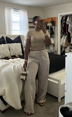 Chic Chill Outfits, Summer Conference Outfits Women, Linen Pants Outfit Ideas, Stripe Pants Outfit, Effortlessly Chic Outfits, Fitted Tee, Classy Casual