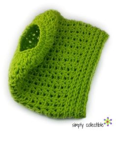 a green crocheted bag with a hole in the middle