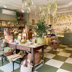 Floral Shop Design Ideas, Boutique Focal Wall, Tiny Gift Shop Interiors, Cute Store Interior, Floral Shop Interior, Gift Shop Ideas, Retail Shop Design, Gift Shop Interiors, Gift Shop Displays