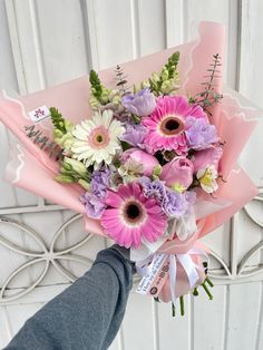 Ramo de lisianthus y gerberas Gerbera Bouquet, Gerbera Flower, Diy Gift Set, Mood Board Inspiration, Pretty Flowers, Vintage Flowers, Purple Flowers, Diy Gift