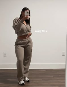 Airport Outfit Winter, Bad And Boujee Outfits, Sweatsuit Outfits, Sweatsuit Outfit, Gymwear Outfits, Airport Outfits, Winter Fashion Outfits Casual, Comfy Clothes, Streetwear Fashion Women