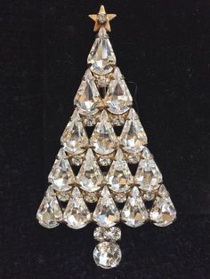 Ice Christmas Tree, Christmas Jewelry Diy, Old Jewelry Crafts, Costume Jewelry Crafts, Jeweled Christmas Trees, Christmas Bling, Vintage Jewelry Ideas, Christmas Jewellery, Costume Jewelery