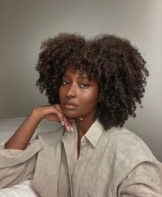 Basic tan top. Natural face makeup. Natural hair hard-to-achieve volume. Face Makeup Natural, Natural Face Makeup, Instagram Amsterdam, Curly Fro, Curls For The Girls, Colored Curly Hair, Natural Curls Hairstyles, Hair Affair