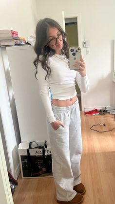 Aeropastel Sweatpants Outfit, Sweats Aesthetic Outfit, Outfits To Wear With White Converse, Sweatpants With Sweater, Gray On Gray Outfit, White Define Jacket Outfit, Outfits Ideas With Leggings, White Sweatpants Outfit Winter, Cute Fall And Winter Outfits