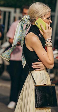 10 tendencias de moda 2022 perfectas para llevar a la oficina | Mujer de 10 Wear A Scarf, Ways To Wear A Scarf, Chique Outfits, Summer Dresses For Wedding Guest, How To Wear Scarves, White Dress Summer, Looks Chic, Inspired Outfits, Looks Style