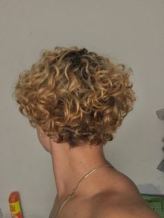 Mens Blonde Curly Hair, Blond Curly Hair Men, Blond Curly Hair Boy, Boys Hair Highlights, Blonde Hair Men