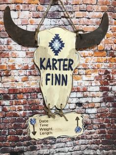 a sign on the side of a brick wall that says, karter finn