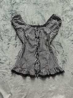 -Preloved, in great condition -85%cotton, pit to pit:38cm, length:57cm -Best fits uk4-8 Fitted Casual Plaid Blouse, Casual Fitted Gingham Tops, Fitted Gingham V-neck Top, Fitted Plaid Cotton Tops, Casual Fitted Tops With Grid Pattern, Casual Fitted Top With Grid Pattern, Fitted Casual Tops With Grid Pattern, Cotton V-neck Tops For Picnic, Fitted Short Sleeve Tops For Picnic