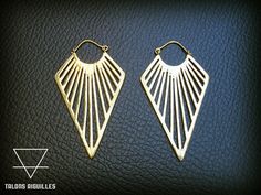 Geometric earrings in brass, nickel free. Dimension: 3,5 cm x 5.2 cm Or 4,5cm? or 6cm Sold by pair Brass, unlike gold, is a metal that van oxidize over time. To avoid and delay this oxidation, I recommend that you do not sleep with your jewels, and not expose them to water. If, however, they come to tarnish, you can revive their color by cleaning them with toothpaste or lemon. Sends in follow-up mail within 1 to 3 days following your order. Thank you for your visit ! Brass Hoops, Brass Earrings, Geometric Earrings, Jewelry Earrings Hoops, Boho Earrings, 3d Print, Etsy Accessories, Hoop Earrings, Jewelry Earrings