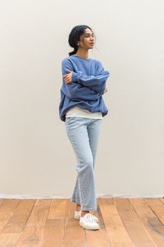 Mom Jeans Light Blue, Light Blue Outfit Casual, Light Blue Sweatshirt Outfit, What To Wear With Light Blue Jeans, How To Style Light Blue Jeans, Light Blue Sweater Outfit, Blue Sweatshirt Outfit, Light Blue Jeans Outfit, Blue Sweater Outfit