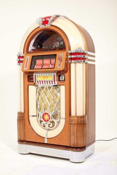 an old fashioned jukebox machine on a white background