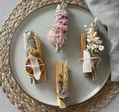 Crystal Smudge Stick, Palo Santo Selenite Bundle, Meditation Studio Design, Crafts With Crystals, Palo Santo Aesthetic, Holistic Wedding, Smudge Sticks Diy, Soya Mumu