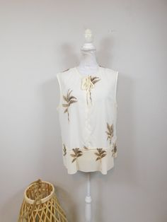 "Vintage 90s Worthington Palm Tree Print Ivory Brown Pleated Tie Open Sleeveless Shirt Tank Top Blouse Tunic XL Plus Size This item is used but in great condition. Has no rips, tears, staining, and hardly any wear and tear. Appropriate for any casual, or evening occasion. Measurements: Bust: 50\" Waist: 48\" Hips: 54\" Top to bottom: 26\" See my other listings for more great items! Thanks for looking! Domestic Shipping: First Class (2-5 days) International Shipping: First Class I ship all items Palm Tree Print, Tunic Blouse, Sleeveless Shirt, Tank Top Shirt, Tank Tops Women, Womens Clothing Tops, Top Blouse, Plus Size, Tank Tops